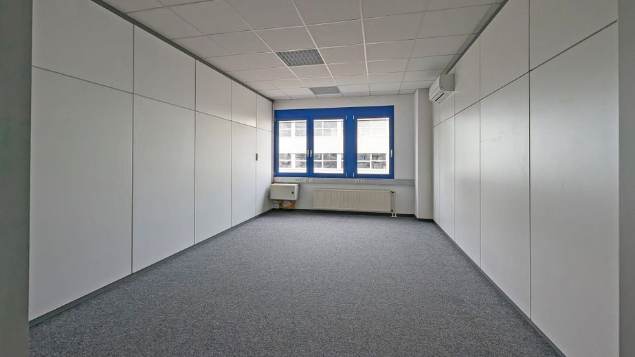 OG_Raum mit Netzwerkschrank