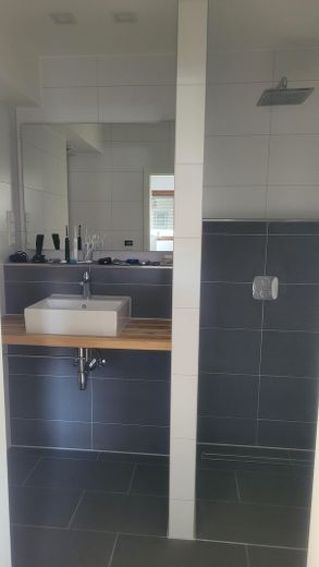 Moderne Maisonette „Am Weinfass“: Komplett renoviert mit flexiblem Wohnkonzept – Elegante offene Dusche