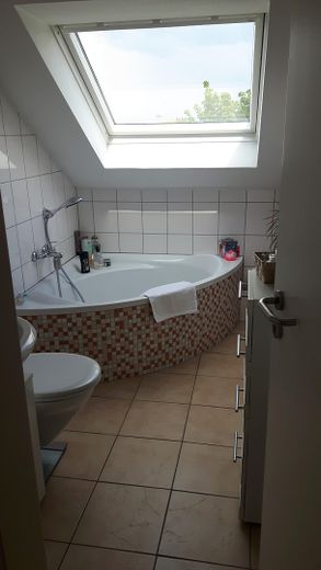 MFH Ratingen Mitte, 14 Wohnungen 790 qm Wfl., 6 Garagen, 3 Stellplätze – Whg. DG Bad mit Eckwanne