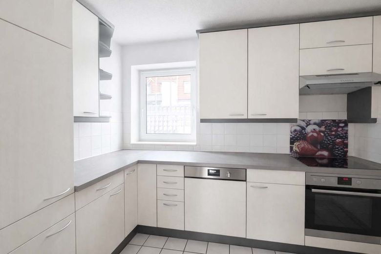 SCHICKE 3-RAUM WOHNUNG MIT BALKON UND TIEFGARAGENSTELLPLATZ – helle Küche mit Einbauküche