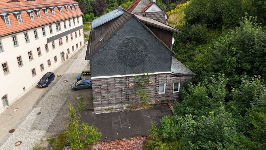 Exzellente Kapitalanlage mit Historie und stabiler Rendite: Vollvermietetes Mehrfamilienhaus in 96528 Frankenblick-Rauenstein! – Gebäudeansicht Südseite
