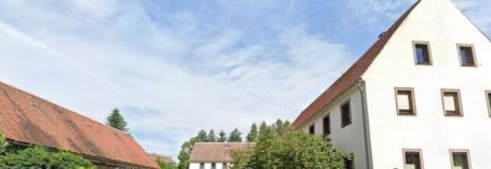 Corte agricolo su tre lati - casa d'abitazione, fienile, fabbricati accessori, legnaia e bungalow ...