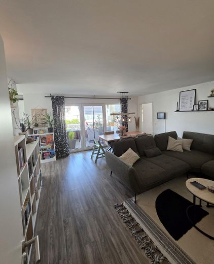 Piso muy moderno y luminoso con balcón y cocina amueblada en Troisdorf, Müllekoven – Wohnzimmer