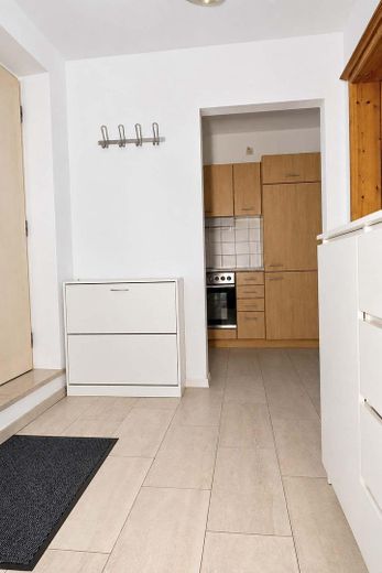 Hausham’da balkonlu 2 odalı dubleks daire – yaklaşık 63 m², komisyonsuz, yaklaşık 01.01.27’den itibaren kullanılabilir – Diele