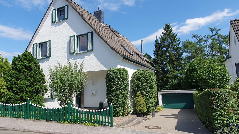 Detached house with granny apartment, pool and large garden in Remscheid Süd – Eingang Haupthaus 2