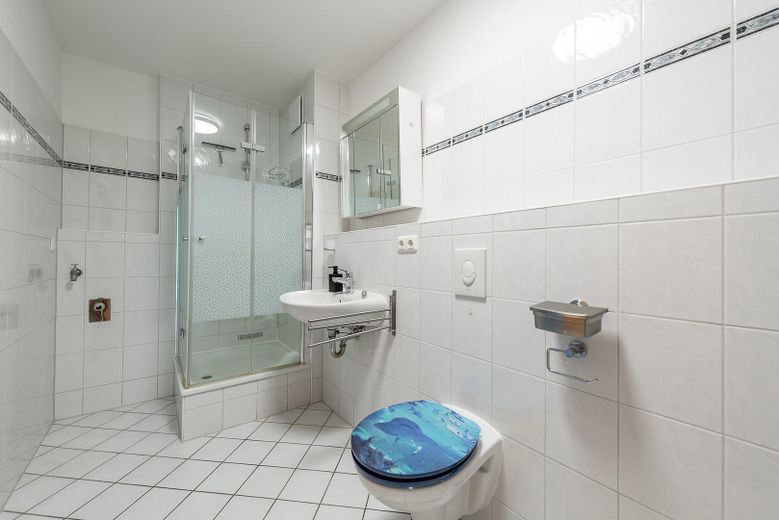Zentrales und energieeffizientes Townhouse mit Tiefgarage und Keller – Badezimmer links
