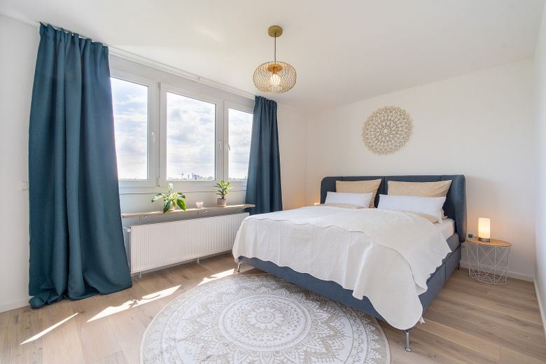 Moderno appartamento ammobiliato di 3 locali con balcone esposto a ovest - spese accessorie incluse – Schlafzimmer mit 1,80m Bett
