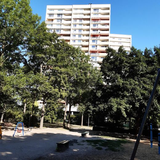 Gebäude vom Volkspark aus