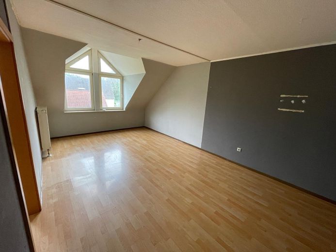 Freundliche 3-Zimmer-Dachgeschosswohnung mit Balkon und Stellplatz – Schlafzimmer 