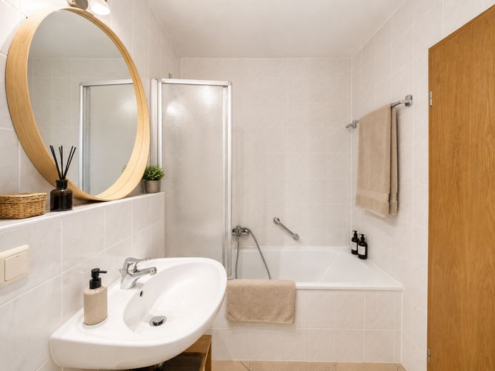 Helle 1-Zimmerwohnung mit verglastem Balkon &amp; Tiefgaragenstellplatz in Germering – Badezimmer