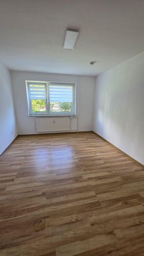 Yenilenmiş 3 odalı daire, loggia ve otopark yeri – komisyonsuz – Schlafzimmer