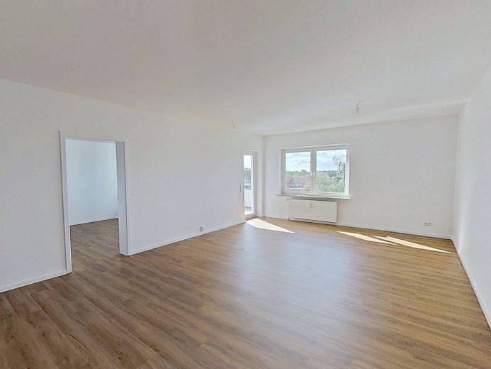 Große 2-Zi.-Whg. mit BALKON und viel Lichteinfall – Ansicht I: Wohn- und Esszimmer