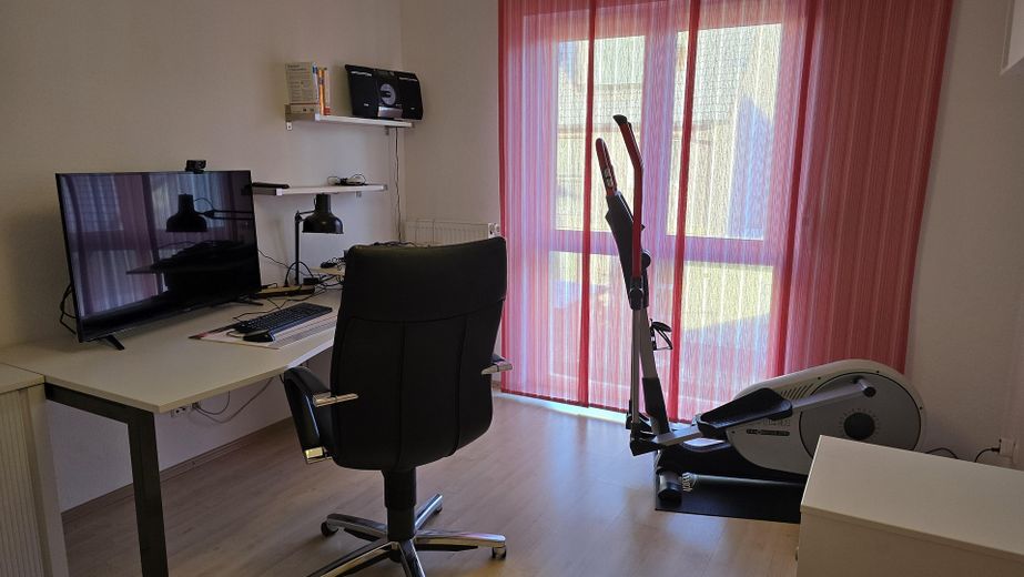 Hochwertige Doppelhaushälfte mit Effizienzklasse A, Glasfaser 300/100, Komfort & perfekter Lage – Arbeitszimmer