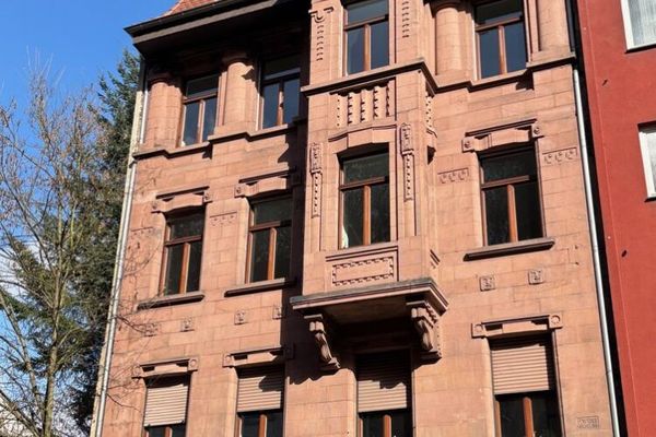Gepflegte 4-ZKB Altbauwohnung mit Balkon im Regierungsviertel