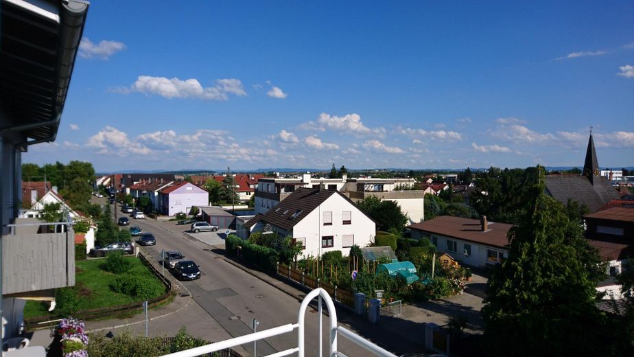 Helle schicke 2 Zimmer oberste Wohnung mit EBK u. tollem Bad in Filderstadt-Bernhausen – Ausblick vom Balkon