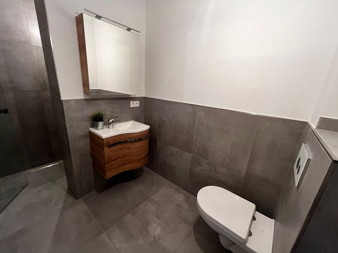 Exklusive 3,5 Zimmer Eigentumswohnung mit gehobener Ausstattung KfW-40-Plus nähe Brombachsee – Gäste WC mit Dusche