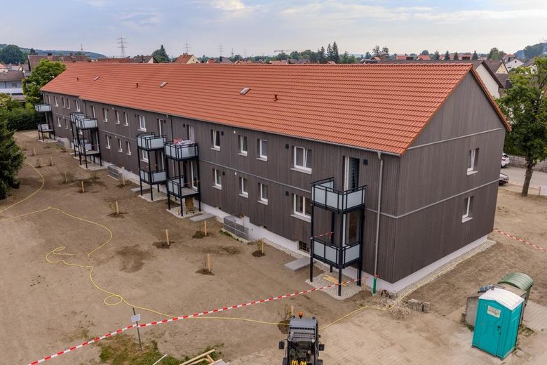 Komfort in Schwandorf: 3-Zimmerwohnung mit Balkon und 2 Bädern in frisch saniertem Quartier – Gebäudeansicht Westseite