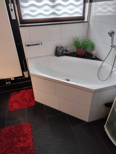 Exklusives Familienparadies mit Wellness-Faktor nahe Düsseldorf – Badewanne 1.OG