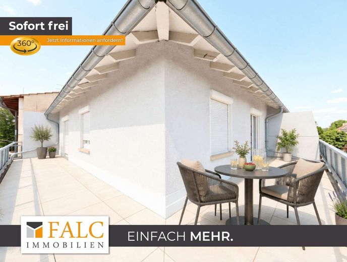 Großer Sonnenbalkon über den Straßen der Stadt – Dachterrasse