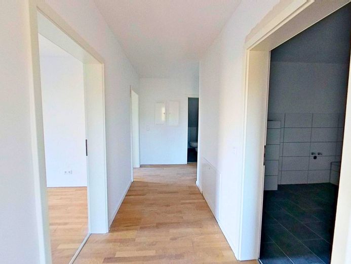 **PREMIÈRE OCCUPATION exclusive** Appartement moderne de 3 pièces au rez-de-chaussée avec BALCON dans un écrin de verdure – Flur