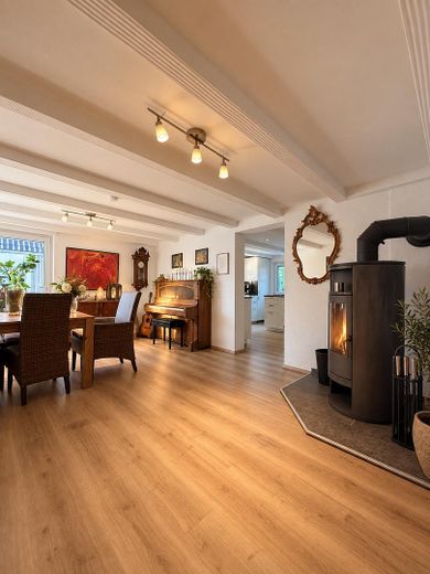 Fully renovated family home with a stunning conservatory, photovoltaic system, heat pump & large outbuilding – Wohnzimmer EG b