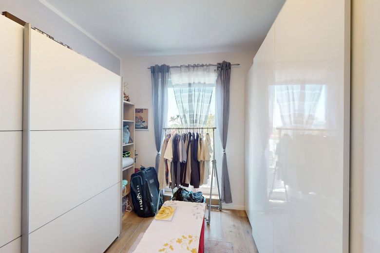 Wyjątkowy czteropokojowy apartament typu penthouse z windą i tarasem we Frankfurcie nad Menem – Ankleidezimmer
