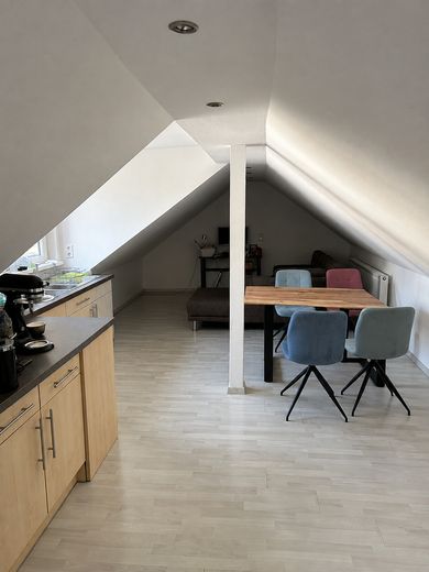 Charmantes Hinterhaus in zentraler Lage mit Stellplatz – ideal für Paar oder Zweier-WG – Wohn-Ess Bereich DG