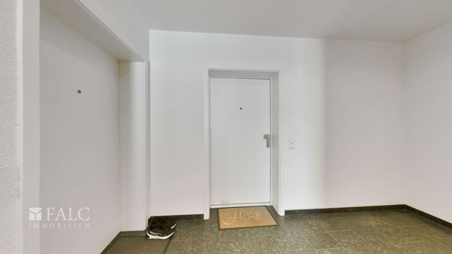 Moderne 4-Zimmer-Wohnung mit Balkon, Aufzug und Tiefgaragenstellplatz – Eingangstür