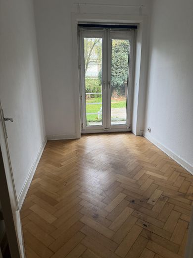 Urokliwe mieszkanie w starej kamienicy z parkietem ułożonym w jodełkę, wysokimi sufitami i dużym ogrodem w Wellingsbüttel – Kleines Zimmer mit Ausgang