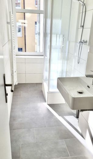 Neues modernes Duschbad