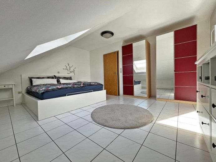 Bellissimo e luminoso appartamento mansardato di 2 locali con balcone e posto auto in posizione privilegiata a Schwalbach – Schlafzimmer