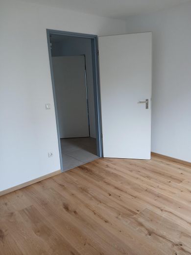 Affascinante bilocale con balcone e posto auto in autorimessa interrata — Regensburg-Galgenberg – Schlafzimmer, Tür offen
