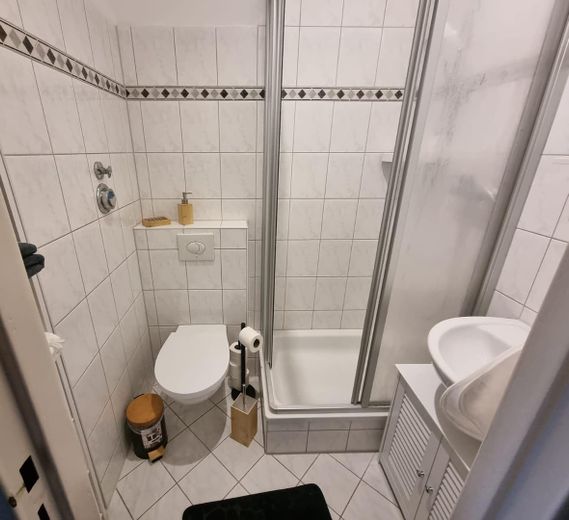 Helle, geräumige, möblierte Wohnung mit Balkon in zentraler Lage nahe U Alt-Mariendorf – Bad
