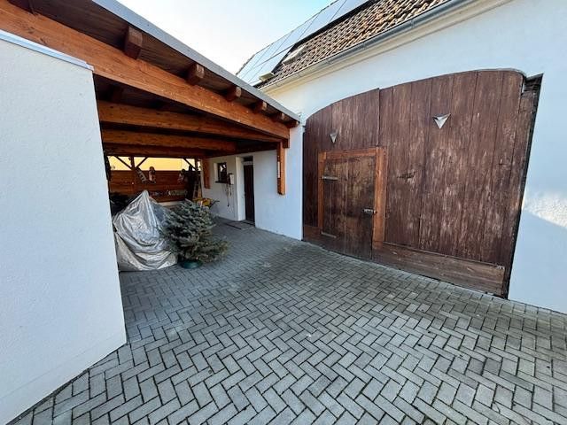 Blick auf Scheune und Carport