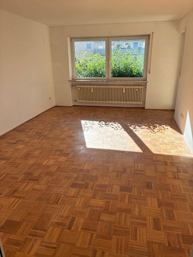 Licht 3-kamerappartement op de bel-etage met tuingedeelte in Germering – Wohnzimmer mit Parkett Westen