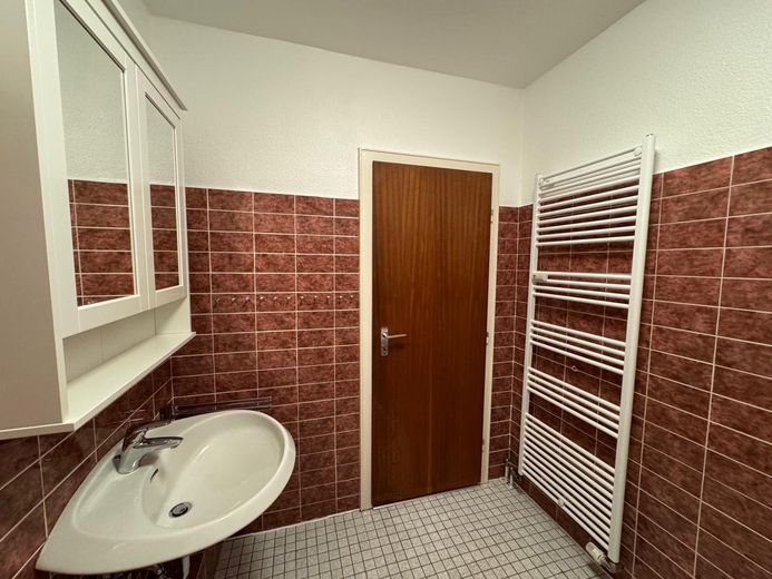 Großzügige 4-Zi.-Whg. (2 2/2 Zi.) mit Balkon/Südlage ; auf großem Grundstück ; provisionsfrei – Badezimmer ( Blick von innen)
