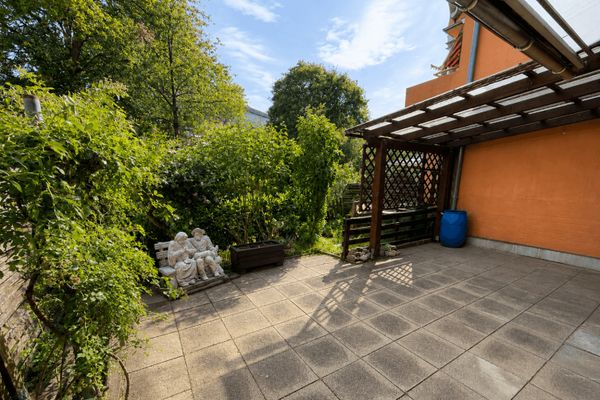 Große Terrasse, viel Grün & jede Menge Potenzial