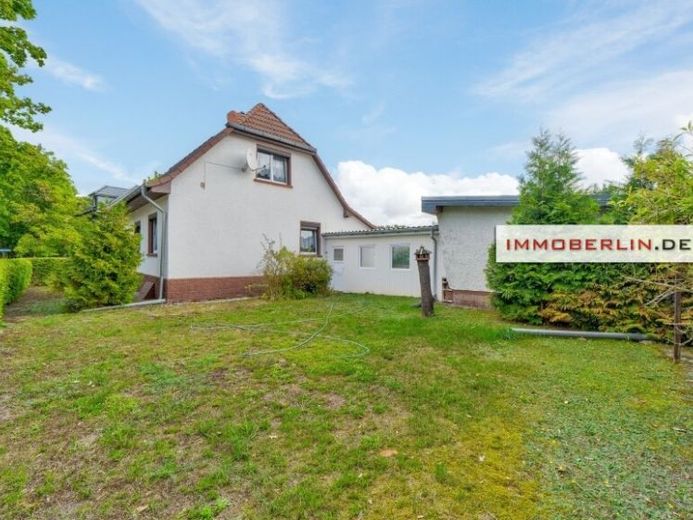 IMMOBERLIN.DE - Charmantes Einfamilienhaus auf teilbarem Grundstück in ruhiger Waldrandlage – Foto 1