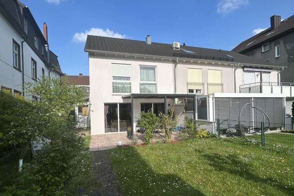 Bielefeld'de harika bir konumda, sevimli müstakil köşe sıra ev.