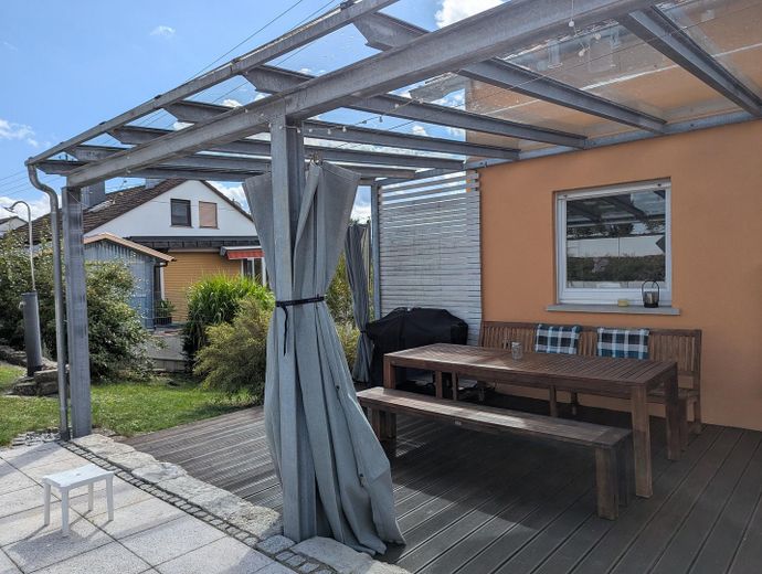 Überdachte Holzterrasse