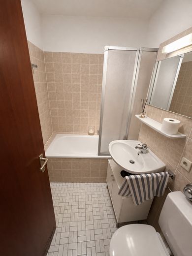 Esclusivo appartamento di 1 locale in posizione centrale – Badezimmer mit Duschbadewanne