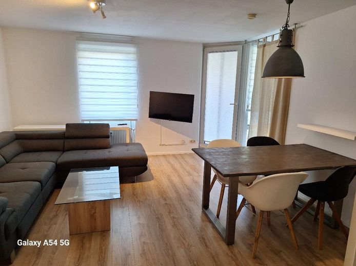 Appartamento completamente arredato sull’isola della Leine - 2 locali, 55 m² con terrazza e posto auto in garage sotterraneo – Wohnzimmer