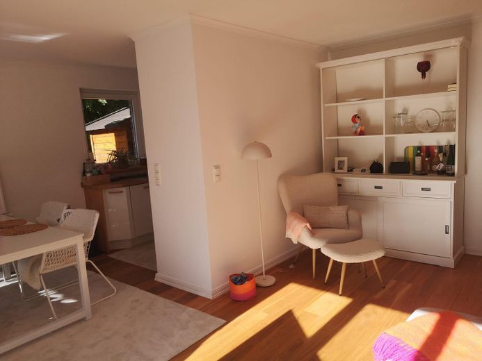 3-Zi-Whg in Seniorenwohnanlage Hanstedt – Wohnzimmer mit Blick zur Küche