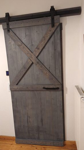 Ruhiges Wohnen in begehrter Lage mit viel Platz im ausgebauten Nebengebäude – Tür Badezimmer 1.OG