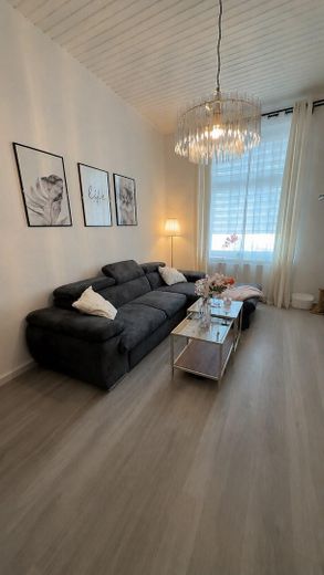 Immeuble ancien à aimer – appartement lumineux de 2 pièces avec balcon et garage dans un emplacement privilégié en centre-ville – Wohnzimmer