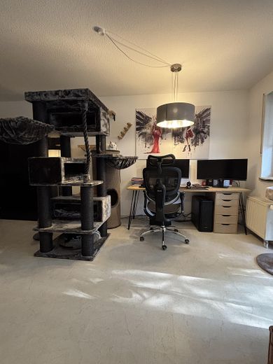 Gepflegte 2-Zimmer-Wohnung mit Balkon, Einbauküche, Stellplatz & Aufzug in Maintal-Dörnigheim – Wohnzimmer