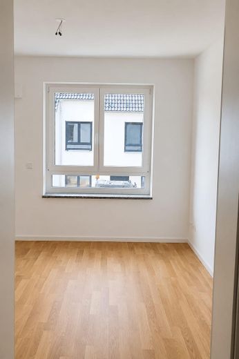 Erstbezug: A+ Neubau-Reihenhaus mit 6 Zimmern, Premiumküche, PV-Speicher & Garten – Kinderzimmer 1