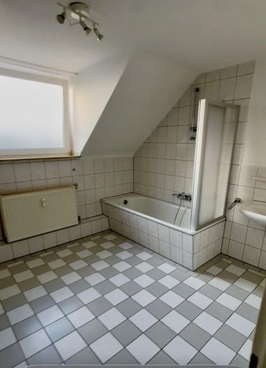 Yeni baştan tamamen yenilenmiş, oturma mutfaklı, yeni ankastre mutfaklı ve güneşlenme teraslı 3 odalı çatı katı dairesi Eller’de – Badezimmer