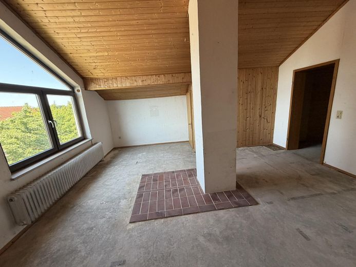 Zentrumsnah: Wohnhaus mit Galerie/Atelier, Einlieger-App.  & traumh. Naturgarten (834 qm) – Dachgeschoss