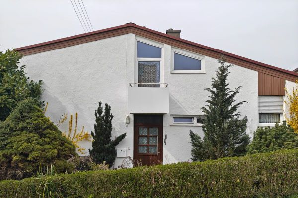 Mid-century Einfamilienhaus aus den 60ern - 7 Zimmer, 2 Gärten, 2 Balkone und Garage mit Gartenhaus